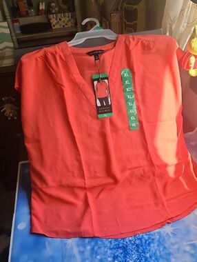 Banana Republic Coral V-Neck Short Sleeve Blouse NWT. XL